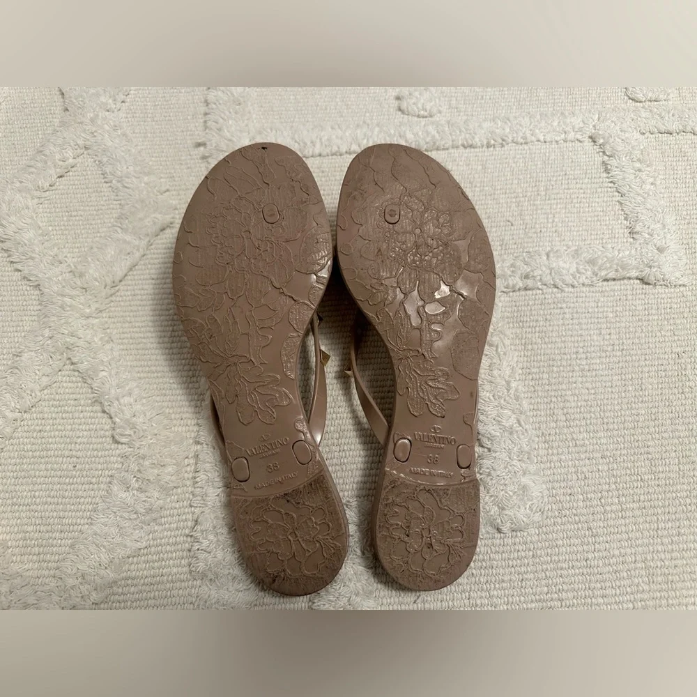 VALENTINO: RUBBER ROCKSTUD THONG - Picture 8 of 9